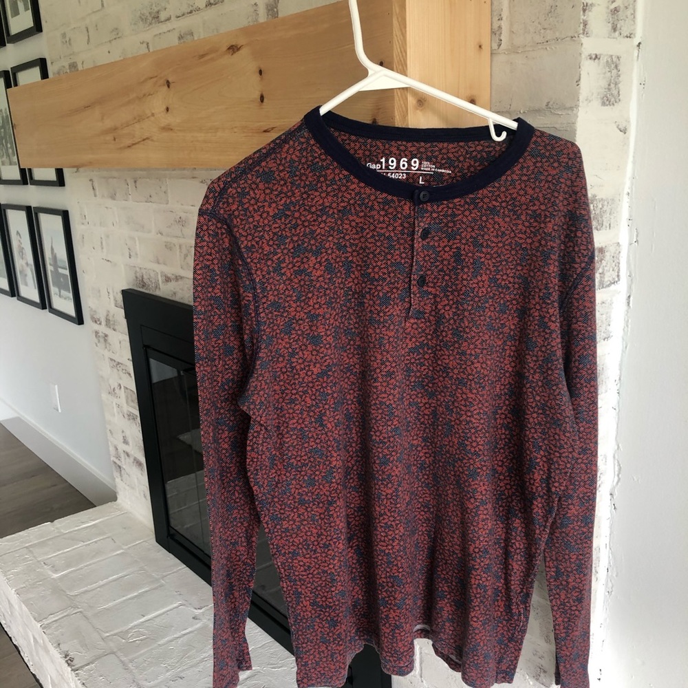 Crew neck long sleeve shirt